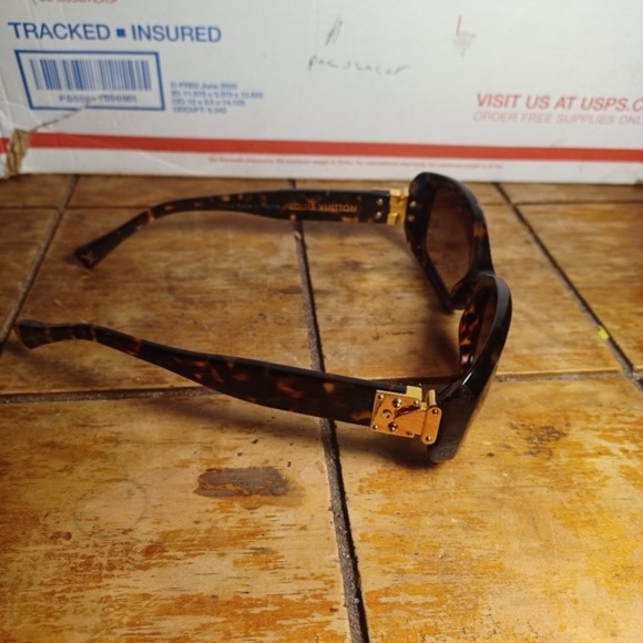 Louis Vuitton women's tortoise sunglasses - Picture 4 of 8